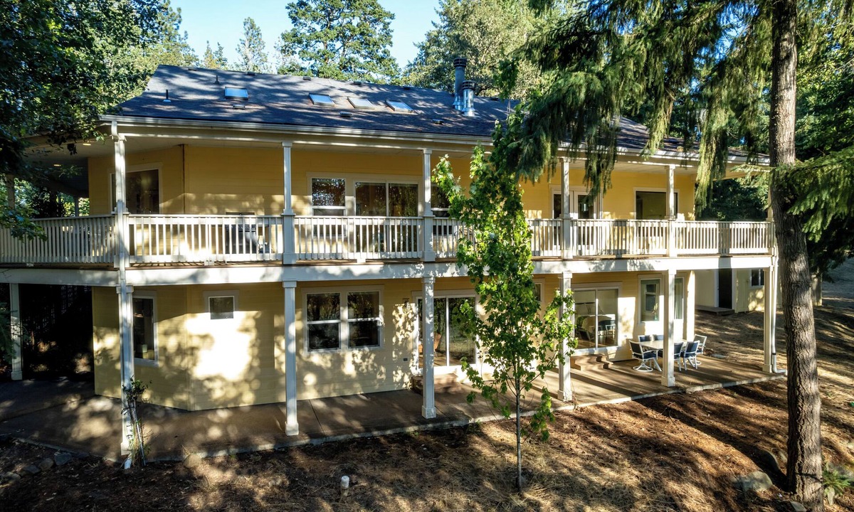 Eugene House | Sleeps 24 Forest Sauna Massage Chair