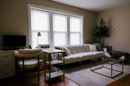 Irving Park East House | Sleeps 26 Modern Multi-Unit Gym Workspaces