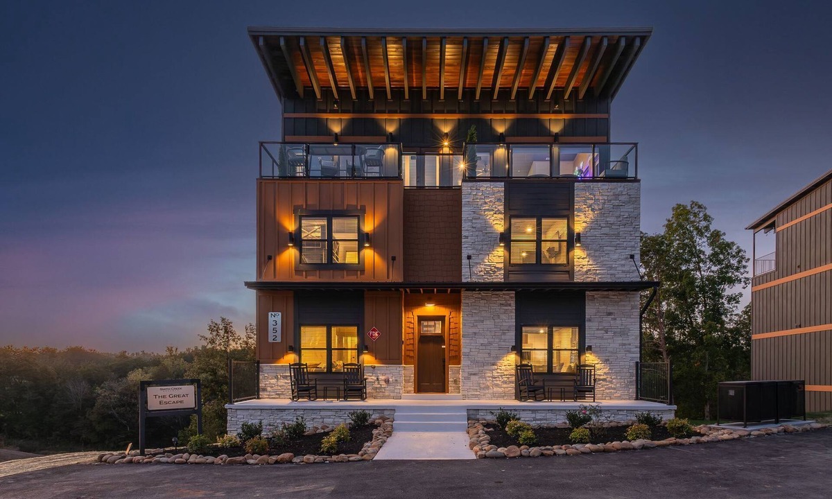 Sevierville Ski Chalet | Sleeps 26 | Sky Deck | Arcade | Golf | Waterpark