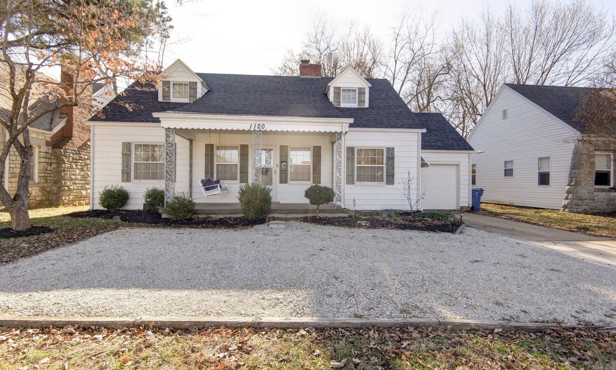 Springfield House | Sleeps 3 Couples or family - great for traveling nurses