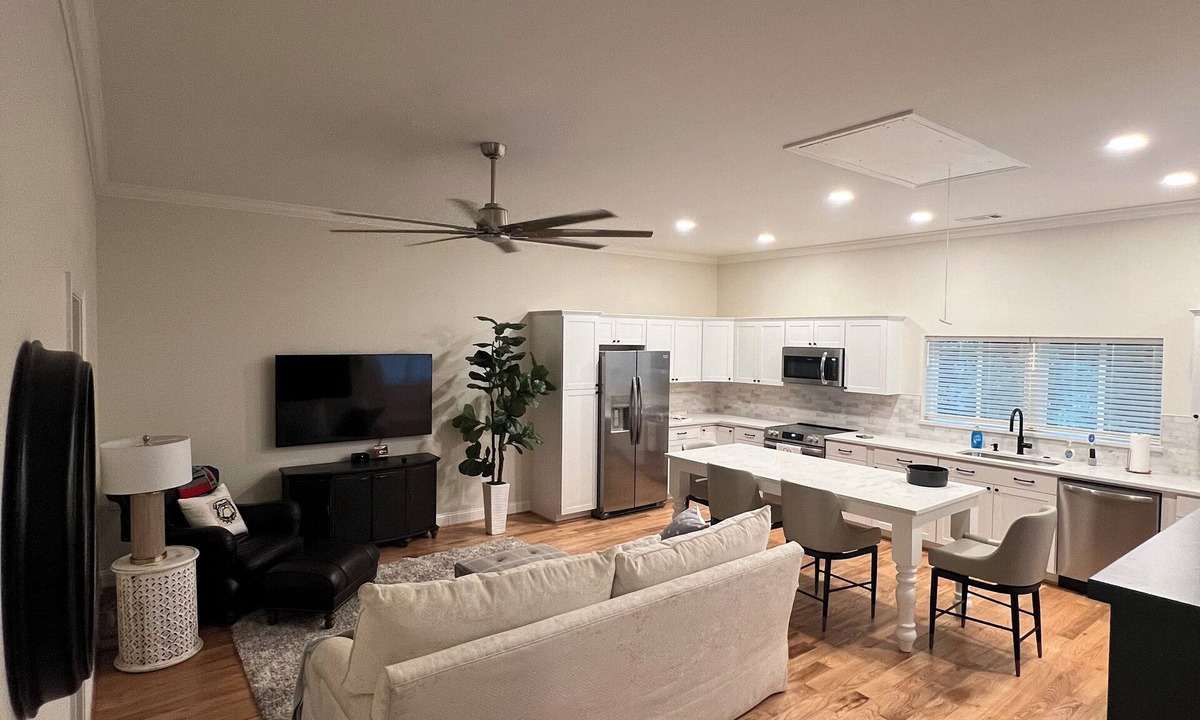 Athens House | Sleeps 4, Private, 1-King BR, Murphy Bed in Living Rm, off Timothy and 10 loop