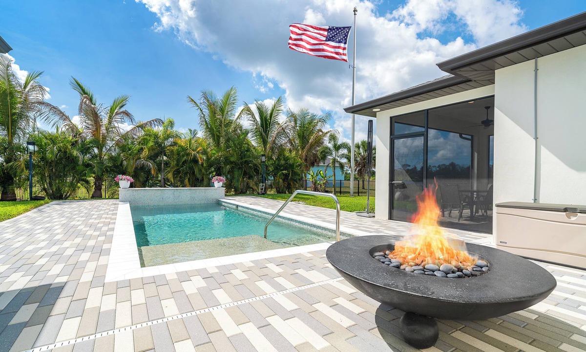 Rotonda Lakes Villa | Sleeps 6, full refund*, shared heated salt pool