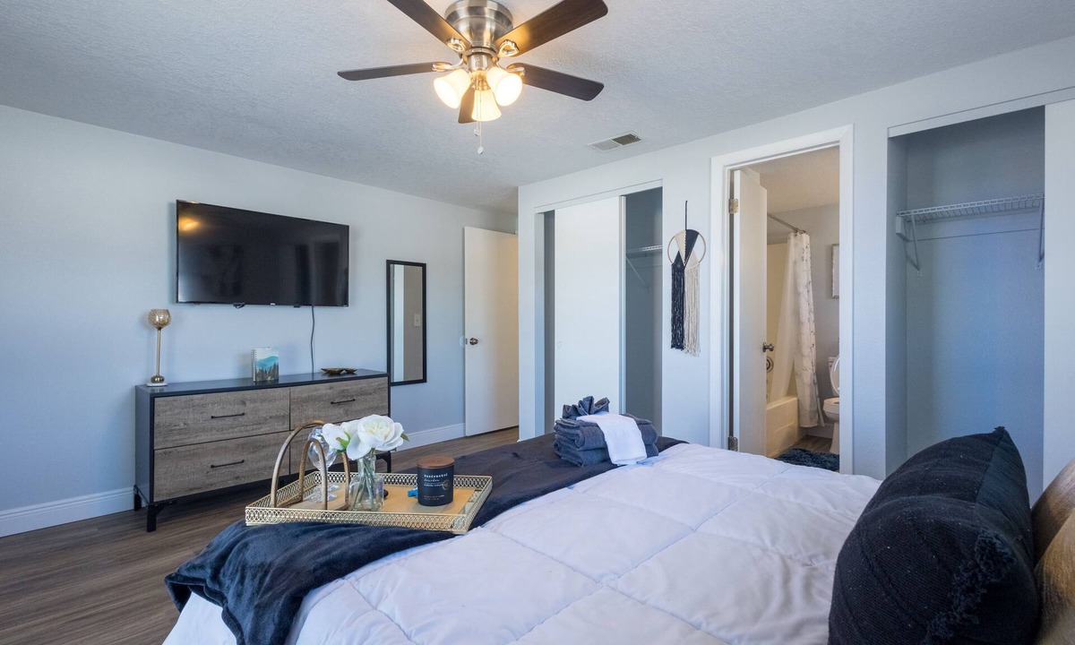 Bearss Plaza Villa | Sleeps 6 Hot Tub Fenced Yard Cozy Chic
