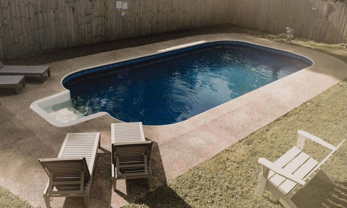 Redwood House | Sleeps 6 - Private Pool - Lake Views - End of the Road Lakehouse