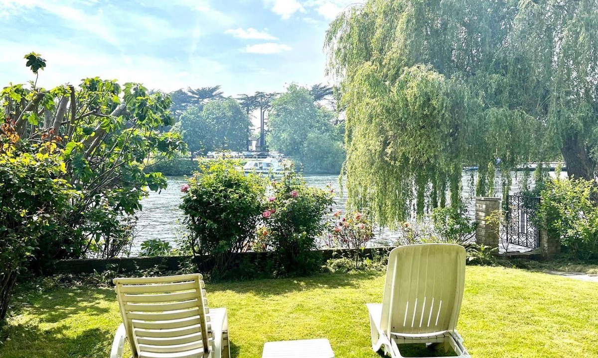 Wraysbury House | Sleeps 8 Thamefront Gem w/Petsok, Free Parking