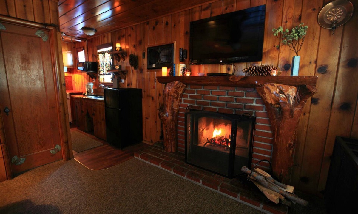 Crestline Hotel | Sleepy Hollow Cabins and Hotel