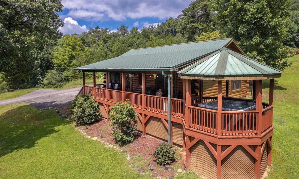 Qualla Cabin | Slow Lane Express-Hot Tub - Fire Pit - Covered Porch