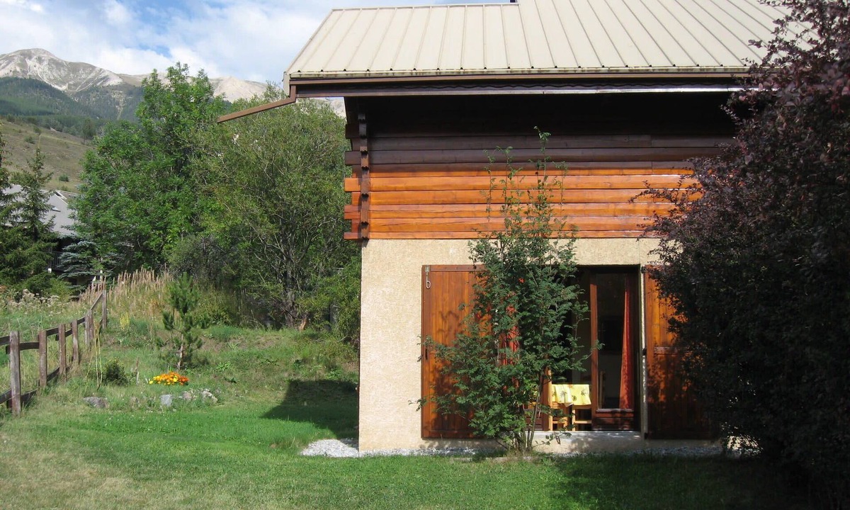 Chantemerle Apartment | Small duplex chalet with garden