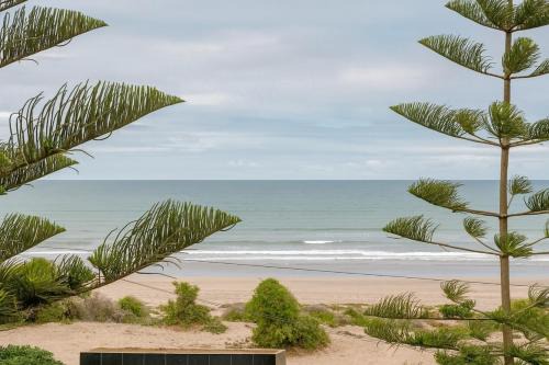 Haouzia Apartment | Small functional and impeccable loft facing the sea