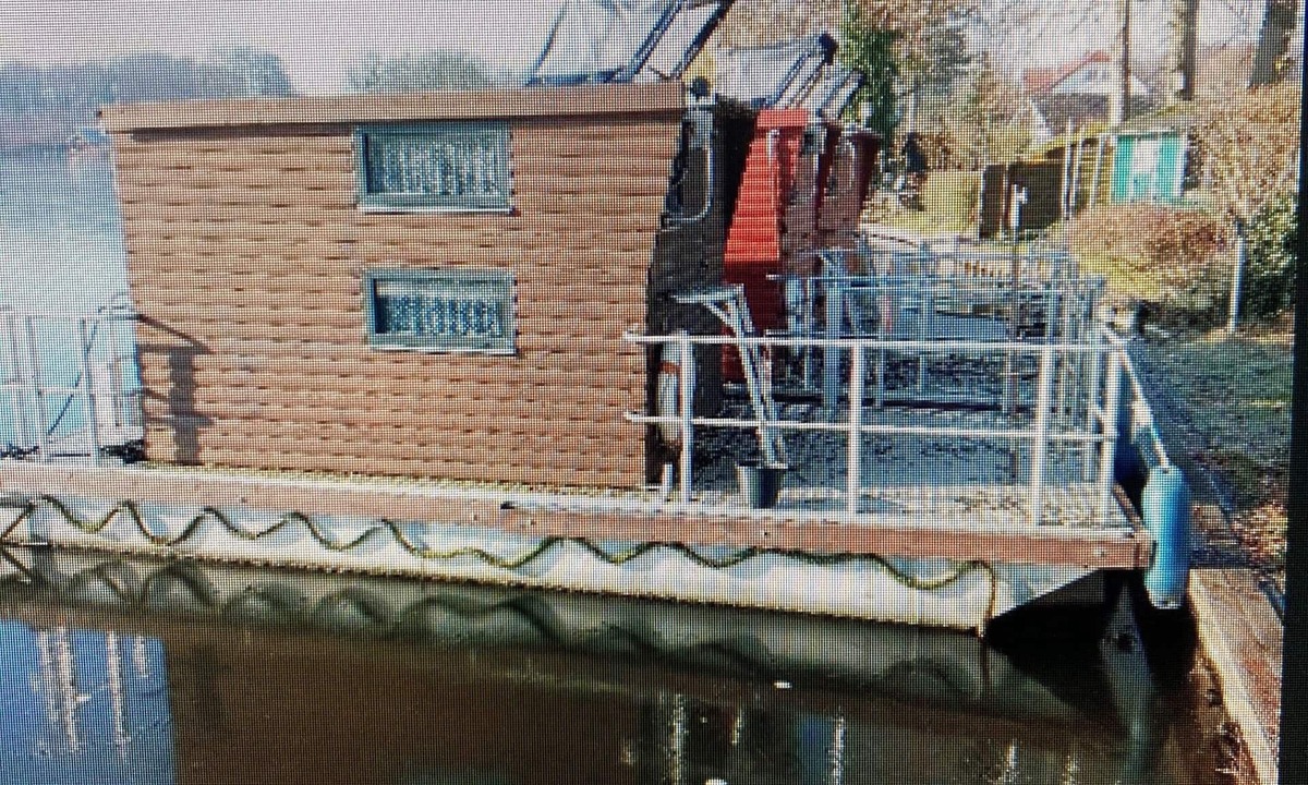 Hohenlychen Boat Rental | Small houseboat ideal for fishing. Contact us +49 177 5927586
