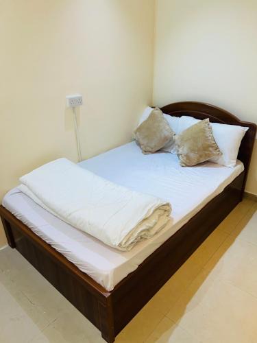Ajman House | Small Room shared bath with beach access for single person or short stay couplesغرفة صغيرة مع حمام مشترك مع إمكانية الوصول إلى الشاطئ لشخص واحد أو للأزواج الذين يقيمون لفترة قصيرة