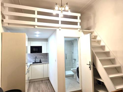 Karlin Apartment | Small studio with loft bed