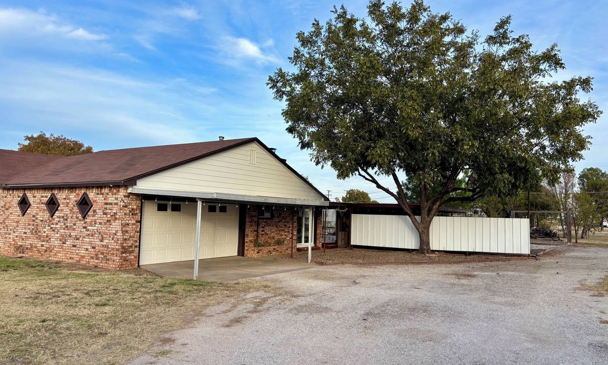 Archer City House | Small town living in the quaint town of Archer City. Dogs welcome per pet fee.