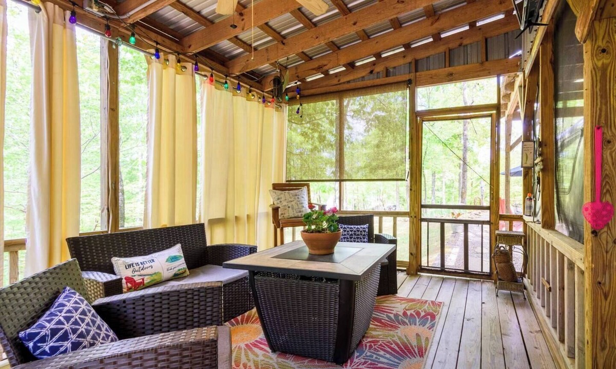 Crane Hill House | Smith Lake Glamping - ToNoMo Vintage Airstream