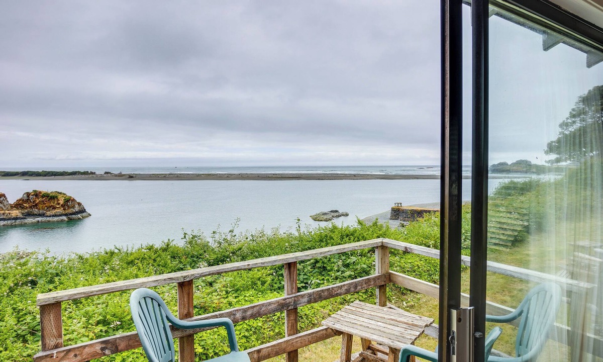 Smith River Cottage | Smith River Vintage Cabin: Oceanfront Deck + Views