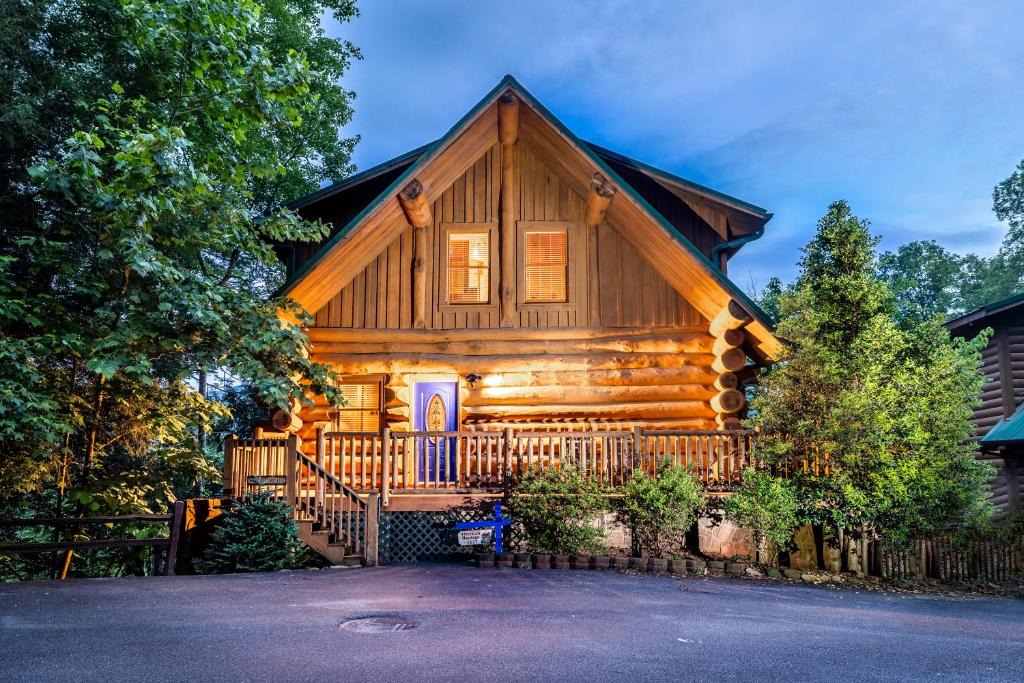 Gatlinburg House | SmokiesBoutiqueCabins would love to host you! 4 miles to Gatlinburg Strip! Resort Pool open May 1 through Oct 1! Views, Shuffleboard, Hot Tub, Arcade!