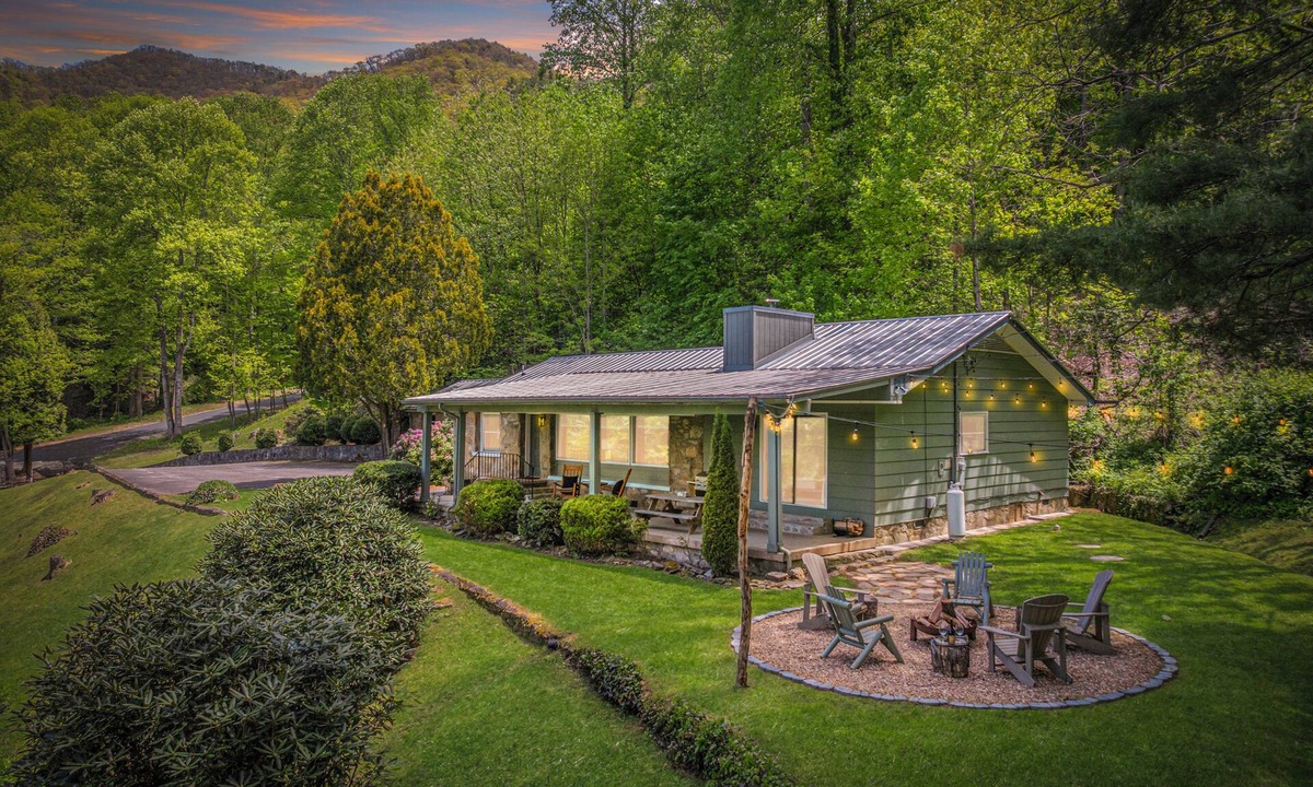 Waynesville Cottage | Smoky Mountain Retreat 2.8 m to Main St , 3800' Elevation, Game room, Fire Pit