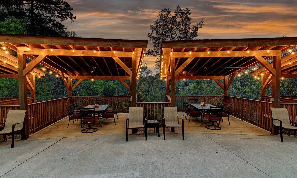 Pigeon Forge Cabin | Smoky's Summit by RedAwning