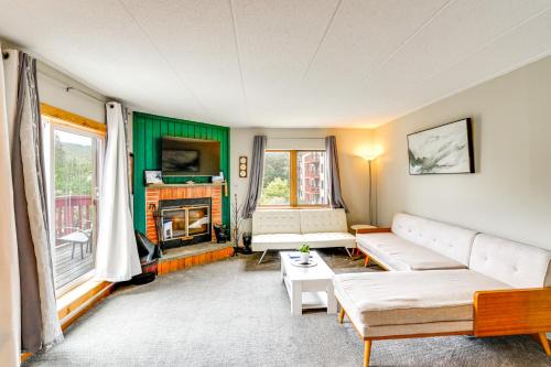 West Dover House | Snow Mountain Condo: Hot Tub + Shuttle to Resort