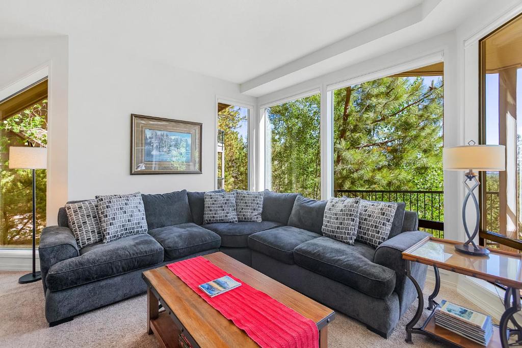 Century West Apartment | Snowcap Escape at Mount Bachelor Village Resort with Pool and Hot Tub