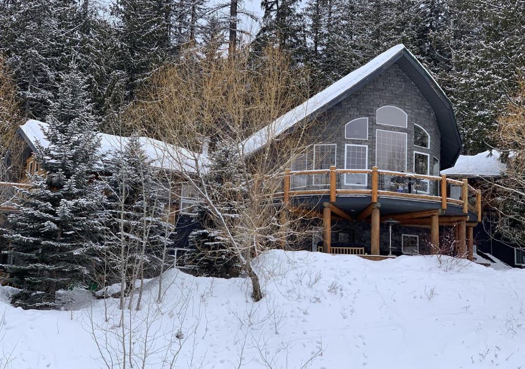 East Kootenay Ski Chalet | Snowed Inn Chalet by Fernie Central Reservations Right on the Slopes
