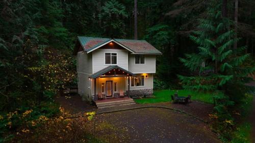 Glacier House | Snowline Hillside Chalet