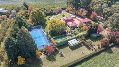 Canobolas House | Snowline - Ultimate Getaway, Pool, Spa & Tennis