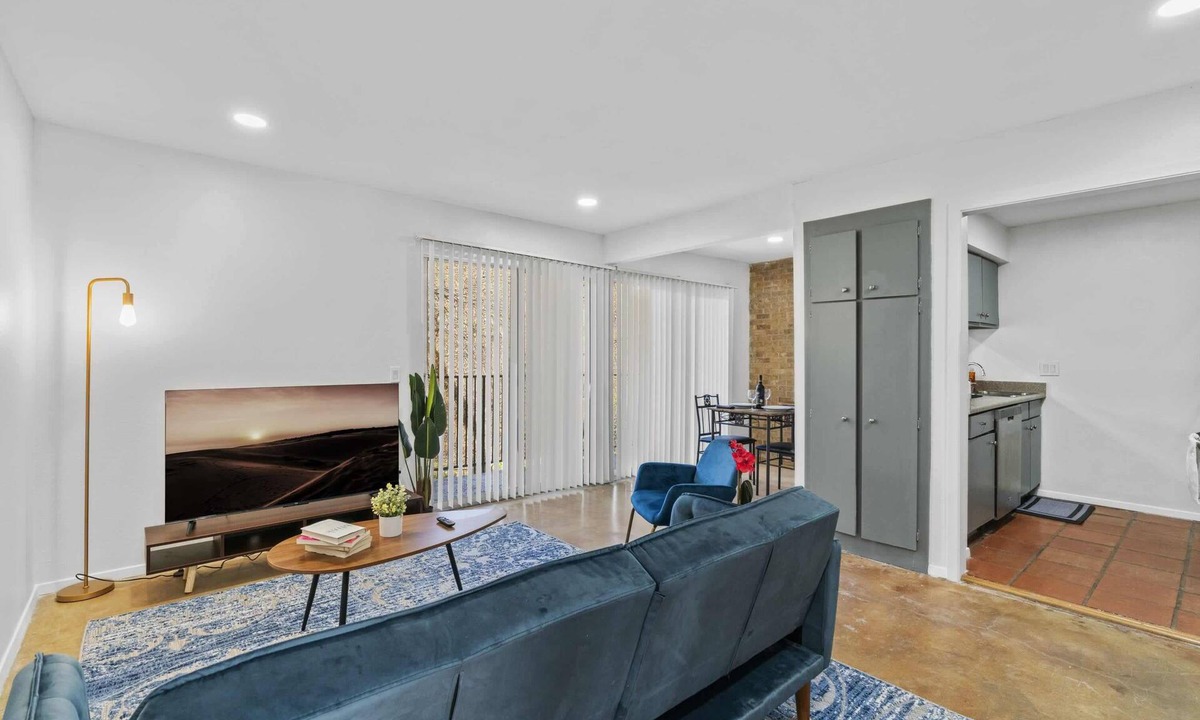 Bouldin Apartment | So. Congress PARK VIEW | Free Pkg