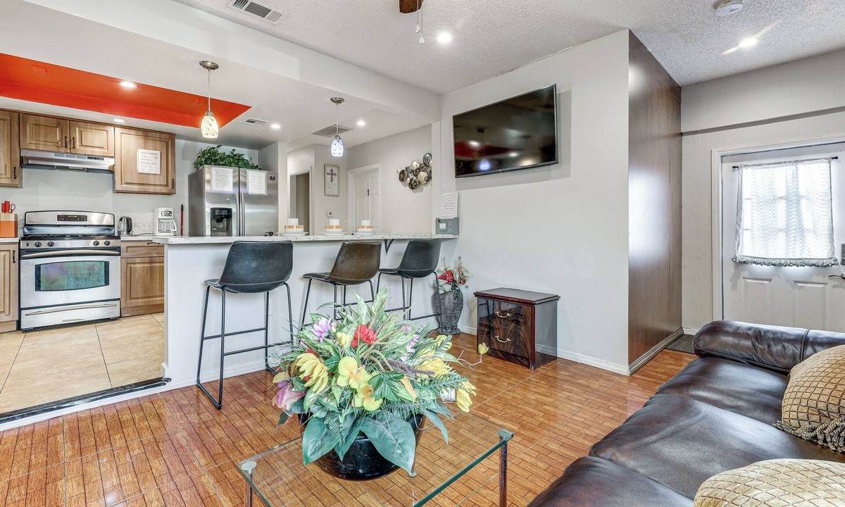 Hawthorne Apartment | SoCal Launchpad: 3BR in Hawthorne, 4 Mi to SoFi!