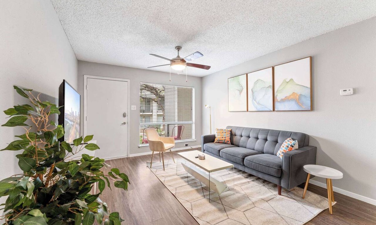 Dawson Apartment | SoCo 2BR corner suite, king bed, fast WiFi w/pool