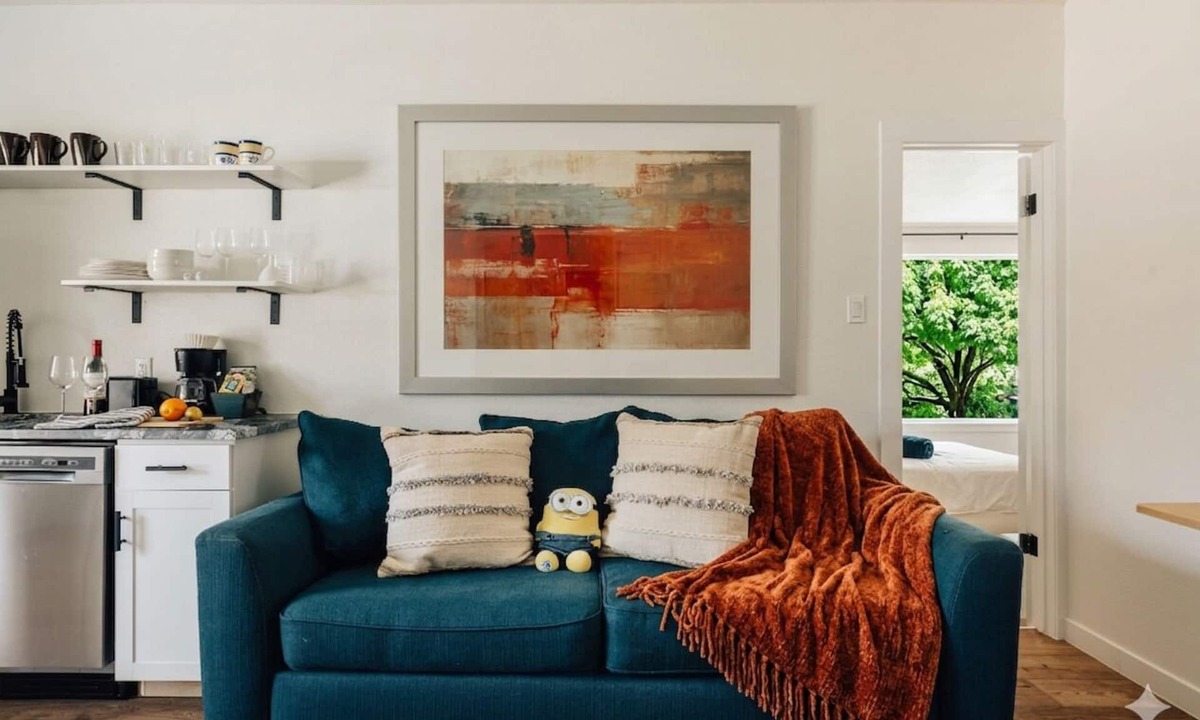 Sweetbriar House | SoCo Affordable Modern Retreat ❤️ Local Art | RainShower | Near South Congress
