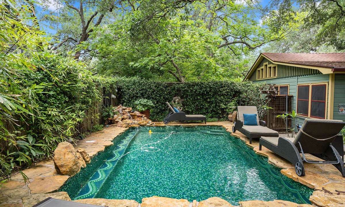 Travis Heights Bed & Breakfast | SoCo District, Pool - Carriage House, Park Lane
