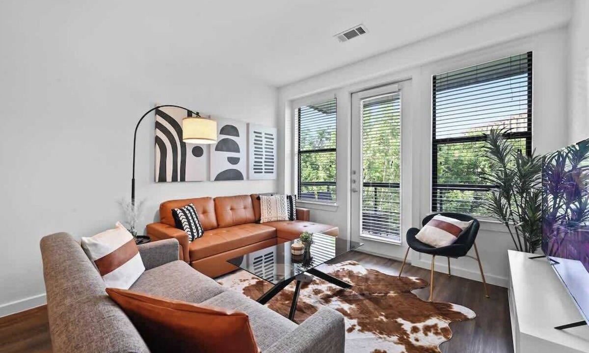Downtown Austin Apartment | SoCo Gem | Pool, Gym, Rooftop, Parking, Walk to DT