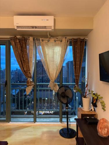 Highway Hills Apartment | SOHO Central 1 Bedroom with Balcony near MRT EDSA SHAW PIONEER Greenfields SM Megamall Ortigas