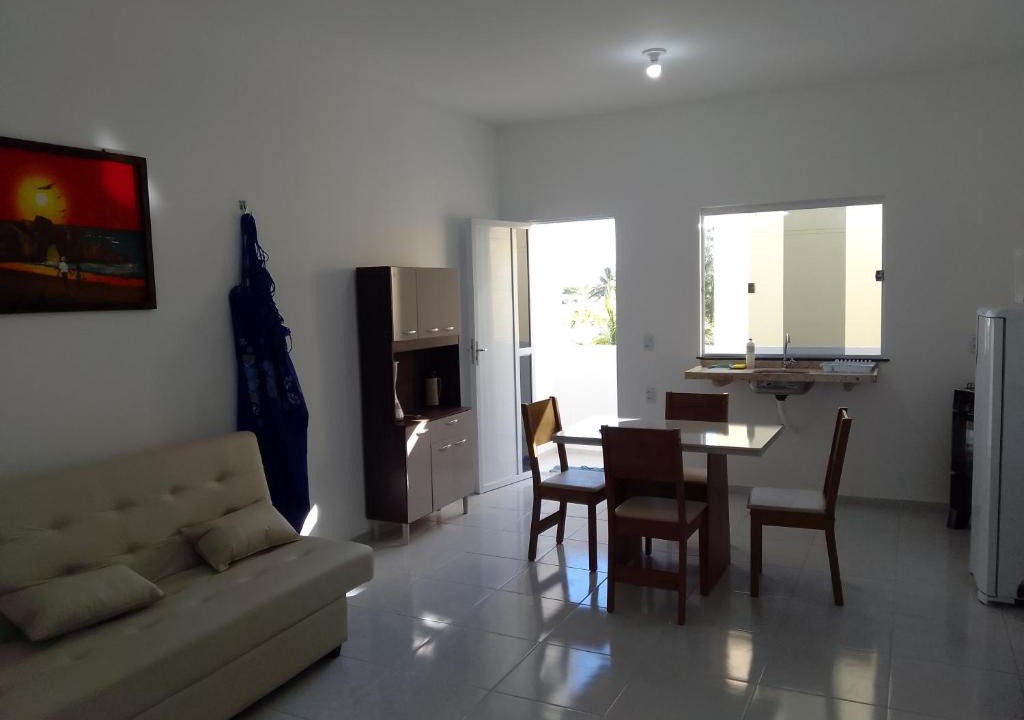 Prea Apartment | Sol Apartamento 4 - Quarto e sala com varanda e cozinha americana na praia do prea-CE