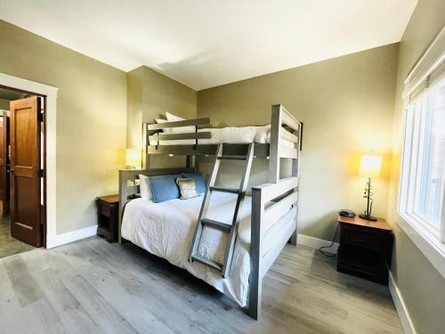 Canmore Apartment | Solara Getaway 2BR Condo with Pool - Hot Tub - Gym - Spa-102