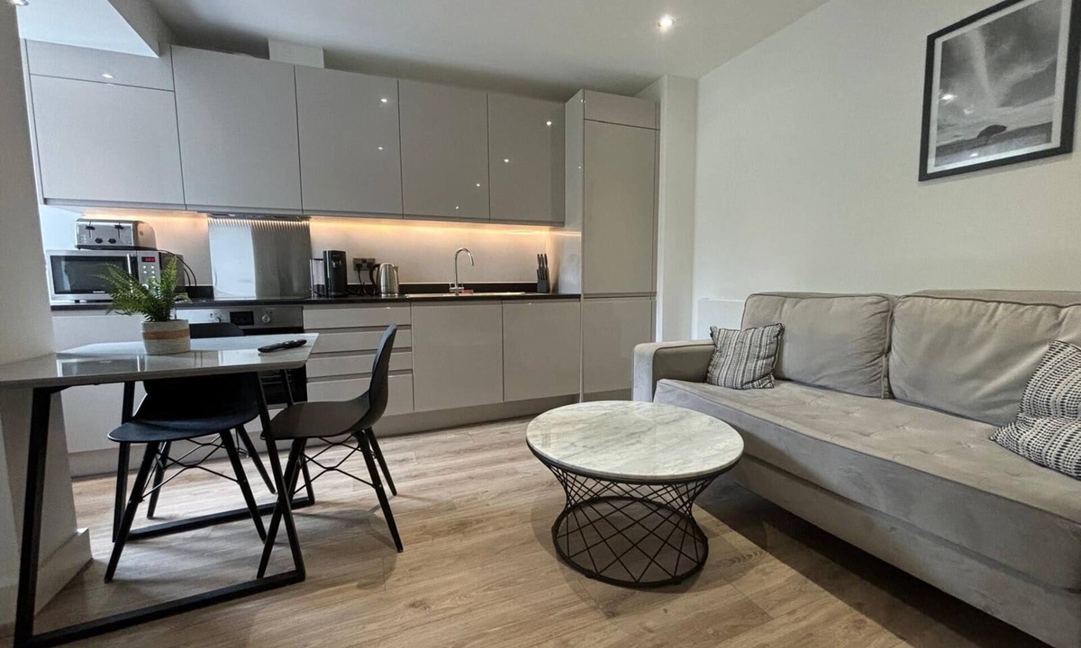 Barnt Green Apartment | Solihull Studio | Parking WiFi NEC BHX