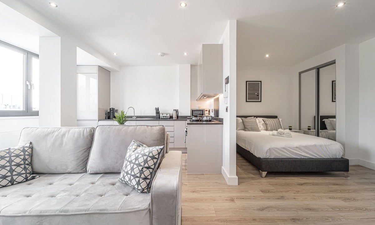 Barnt Green Apartment | Solihull Studio | Parking WiFi NEC BHX
