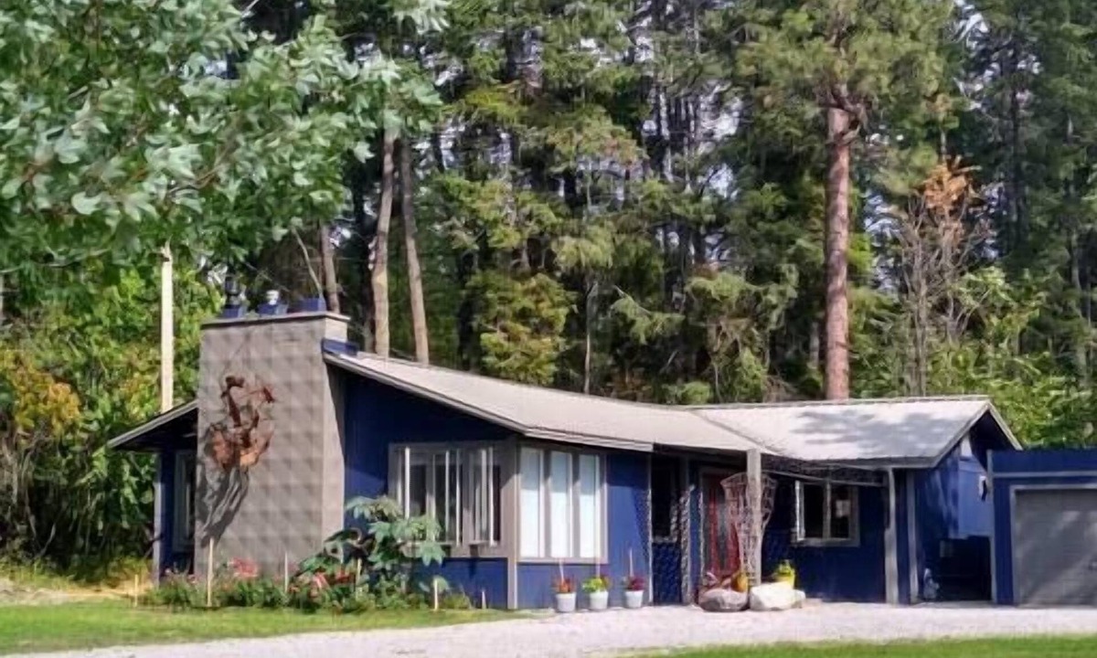 Woods Bay House | Solitude by Flathead Lake - two minutes from the beach