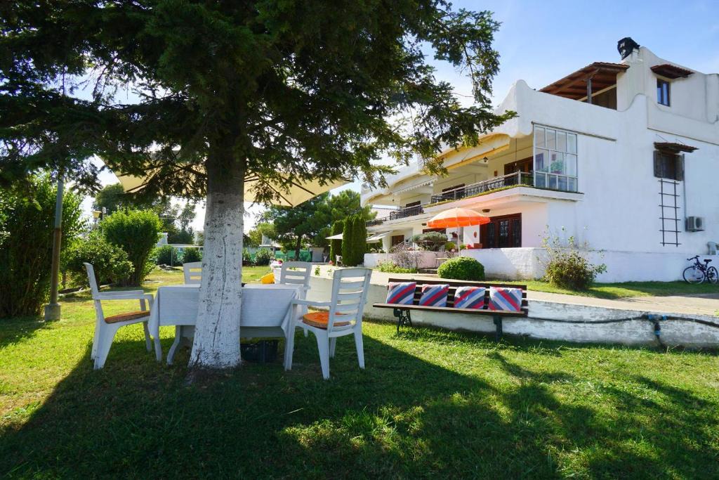 Lefkippos House | Solon and Teo Summer House in Avdira beach