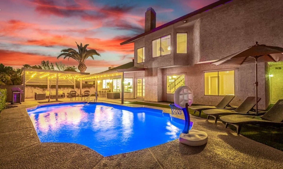 Chandler House | Solstice on Summit Retreat|Pool|Putt Grn|Sleeps 10
