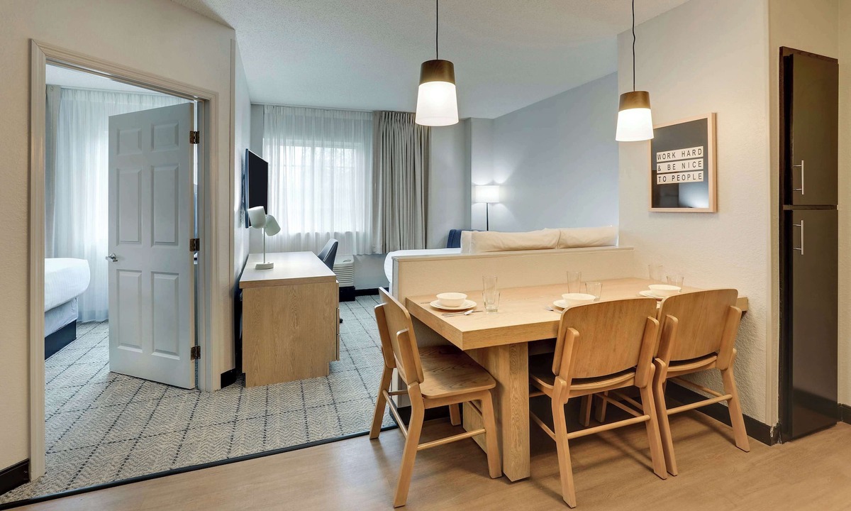 Linthicum Heights Hotel | Sonesta Simply Suites Baltimore BWI Airport
