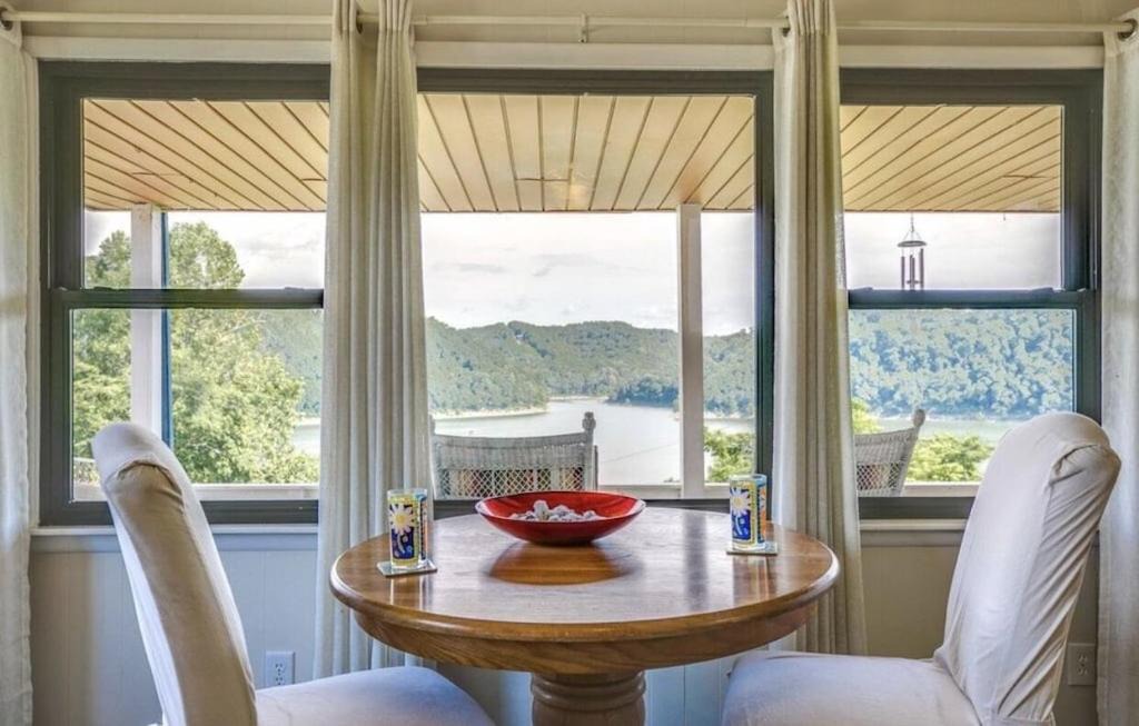 Sparta House | Songbird Manor (Panoramic Lake Views)