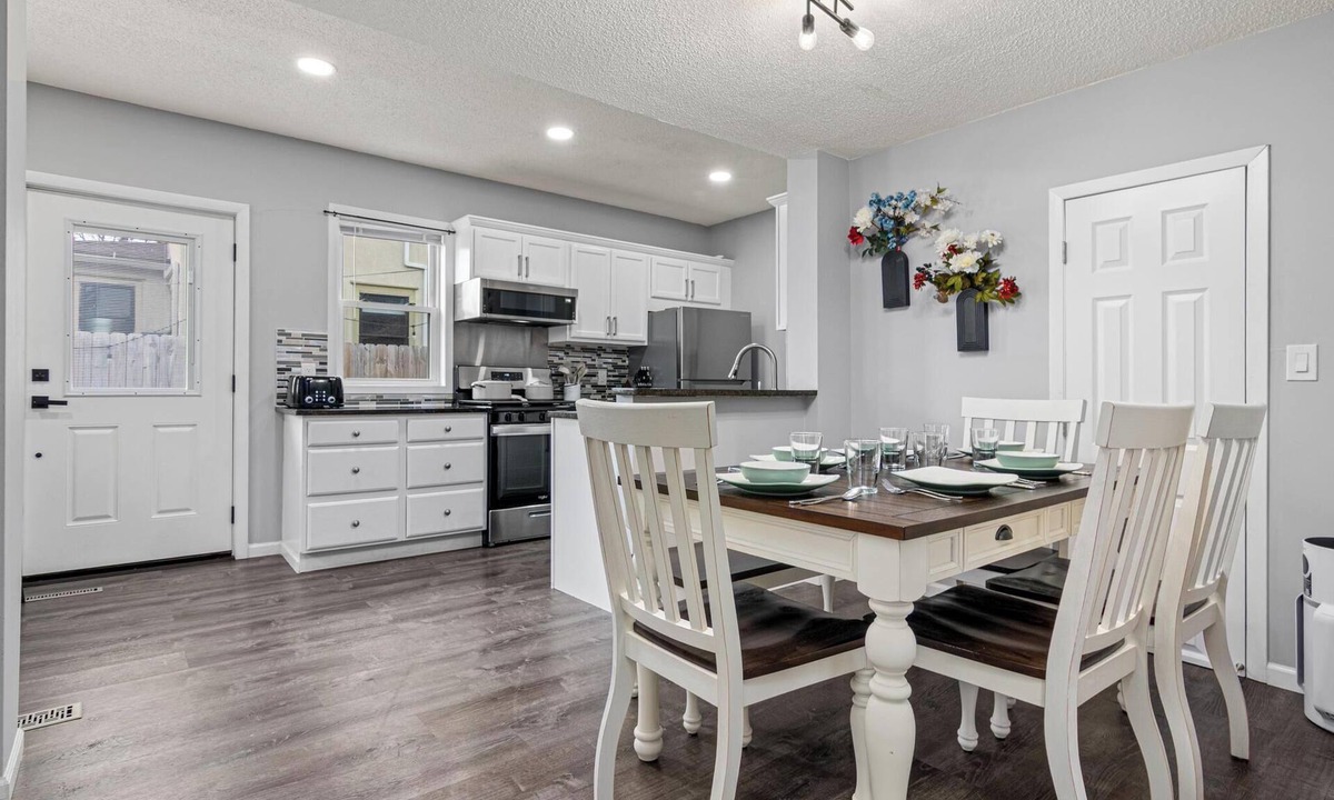 West Seventh House | Soothing Modernized 3-bedroom house in Saint Paul 4k TV w bubble hockey!