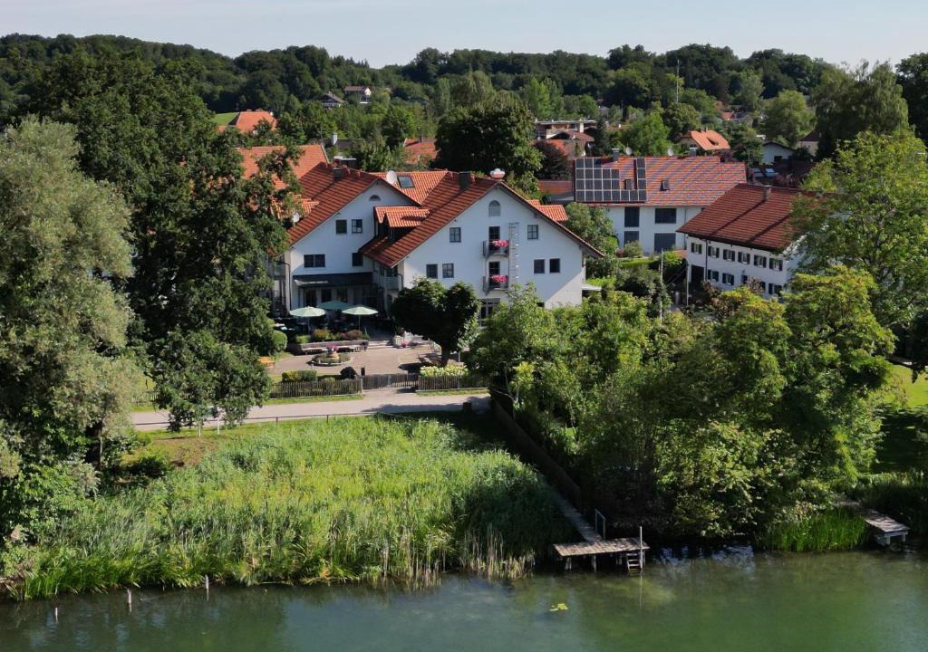 Wessling Hotel | Sopherl am See - Frühstück auf der Seeterrasse, sehr ruhig und wunderschön am See, 3 Minuten nach Oberpfaffenhofen, viele Radtouren, Restaurants & Cafes in der Umgebung