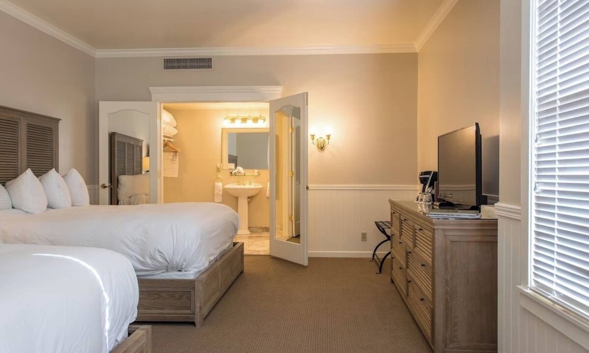 Santa Rosa Hotel | Sophisticated Double Queen Accommodations Near Sonoma Wineries + Coastline