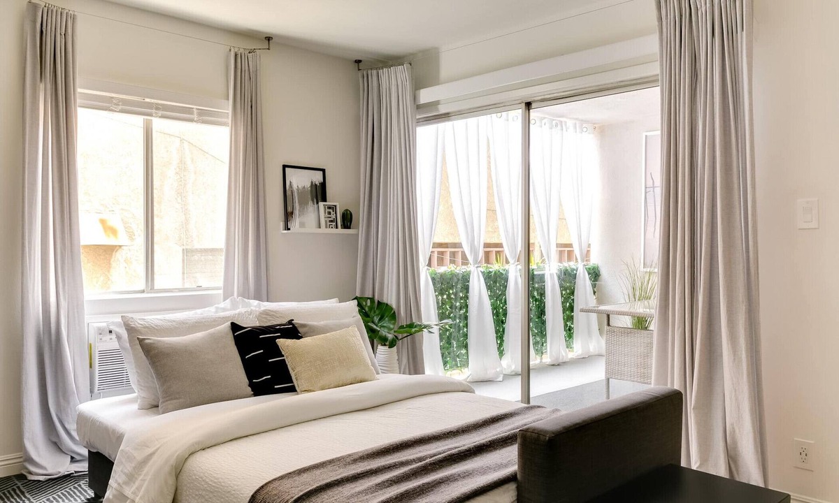 Alamitos Beach Apartment | Sophisticated Long Beach Suite with Patio Dining and Parking