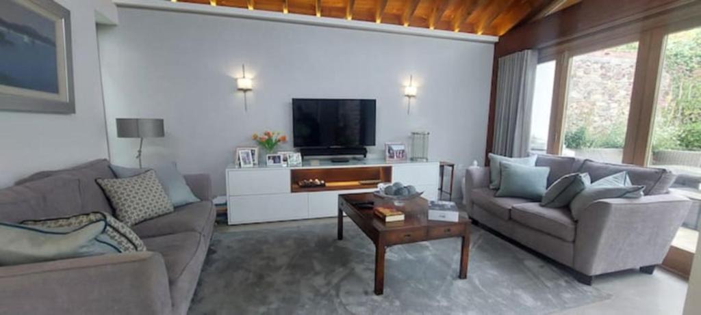 Sutton House | Sophisticated Seafront 3BD Suntrap Landscaped Yard
