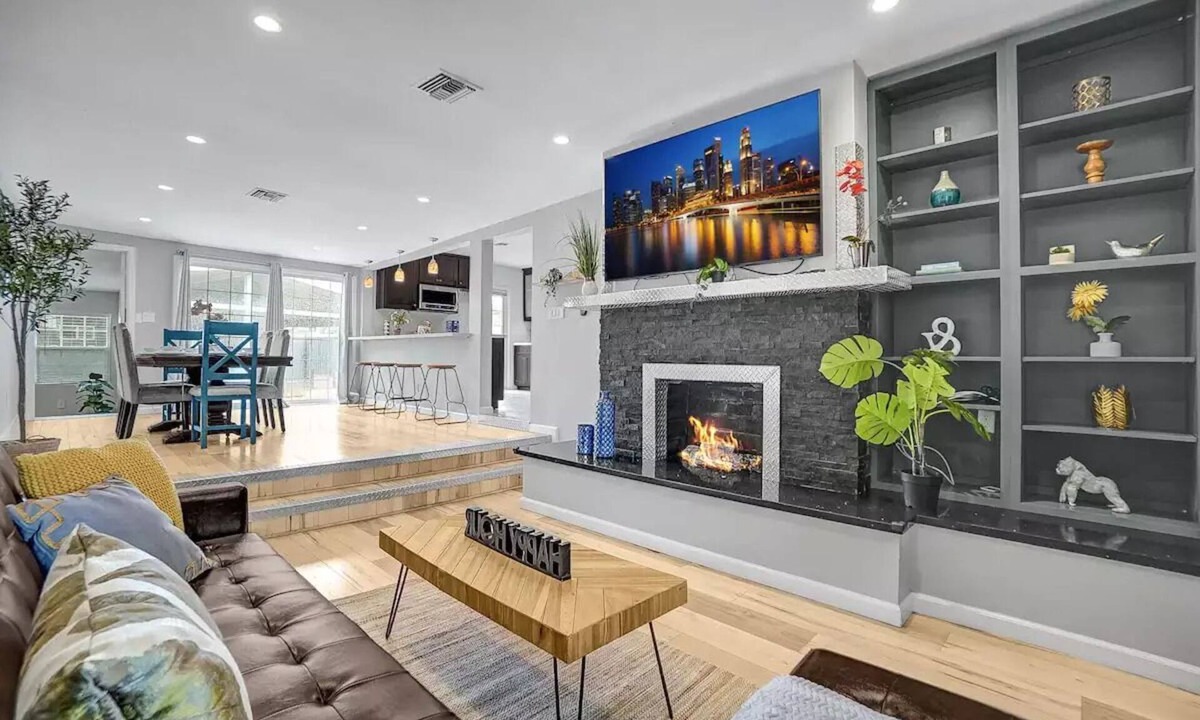 Fullerton House | Sophisticated Stylish Near Disneyland!