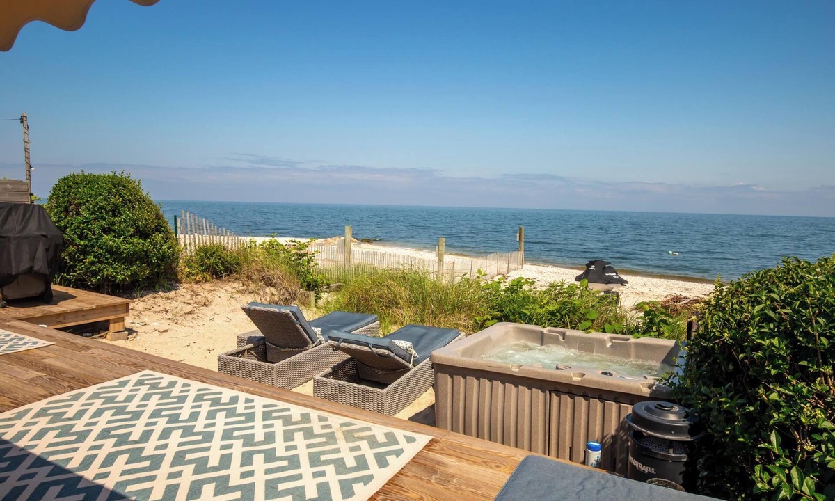 Wading River House | Soundfront Beach House w Hot Tub, Gym & Sauna